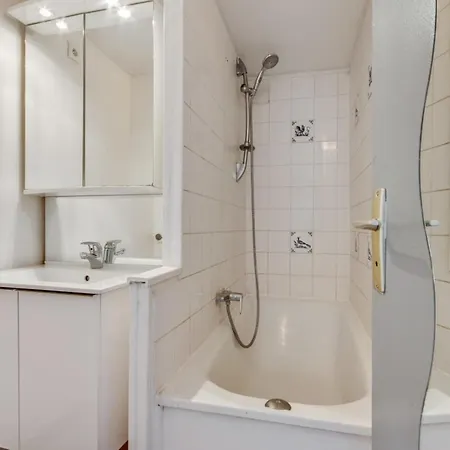 Apartament Quiet And Charming Studio At The Heart Of - Welkeys