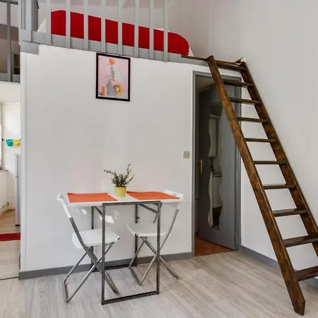 Apartament Quiet And Charming Studio At The Heart Of - Welkeys